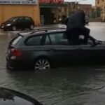 Agrigento, automobilista salvato dalle acque VIDEO