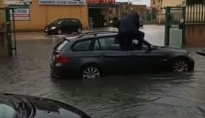 Agrigento, automobilista salvato dalle acque VIDEO