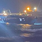 Barcone con 450 migranti incagliato al largo porto Pozzallo