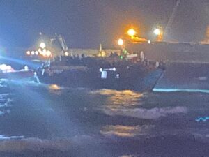 Barcone con 450 migranti incagliato al largo porto Pozzallo