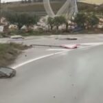 In auto, sulle strade devastate dalla tromba d’aria VIDEO