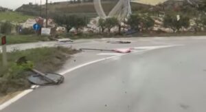 In auto, sulle strade devastate dalla tromba d’aria VIDEO