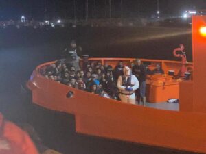 Pozzallo, sbarcati 430 naufraghi: 13 sono minori, portati in palestra