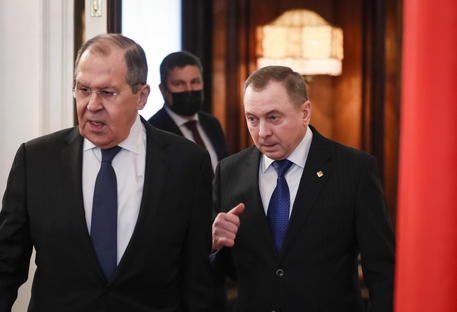Ministro Minsk a Mosca, ‘auspichiamo reazione congiunta’