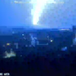 Fulmine e blackout su Licata: il momento del boato che spegne le luci VIDEO