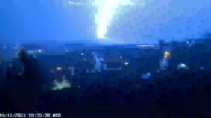 Fulmine e blackout su Licata: il momento del boato che spegne le luci VIDEO