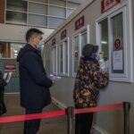 Covid: Pechino chiude centro commerciale, test di massa