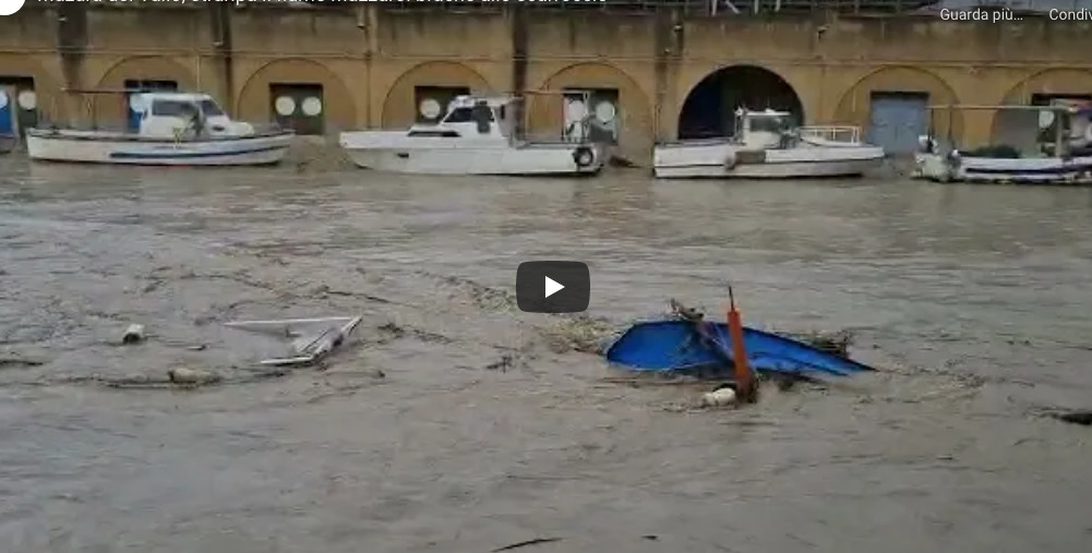 Il Mazaro rompe gli argini, barche affondate dalla piena FOTO | VIDEO