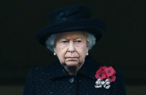 Gb: problema alla schiena, regina salta cerimonia caduti