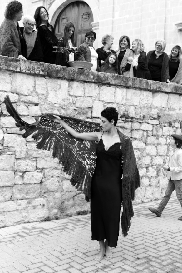 Scialle siciliano, Helen Nonini a Scicli. FOTO
