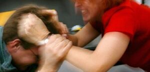 Pugni in testa al marito, l'uomo in ospedale per emorragia