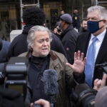 Bannon prima dell'arresto, 'combattere il regime di Biden'