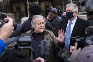 Bannon prima dell'arresto, 'combattere il regime di Biden'