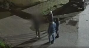 Sorpresa, lo zozzone trova la polizia ad aspettarlo: 1