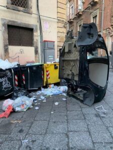 A Catania si esagera, la situazione rifiuti è fuori controllo FOTO