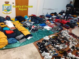 Abiti e scarpe falsificate alla fiera di San Martino a Vittoria
