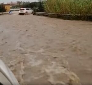 Comiso inondata, auto travolte dalla piena VIDEO
