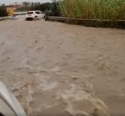 Comiso inondata, auto travolte dalla piena VIDEO