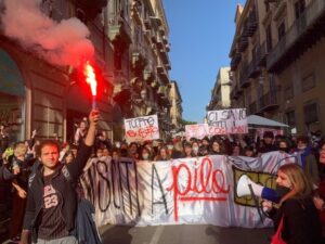 Scuola: protesta studenti a Palermo, edifici cadono a pezzi