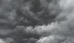 Ispica in mezzo al vortice, il cielo di oscura VIDEO