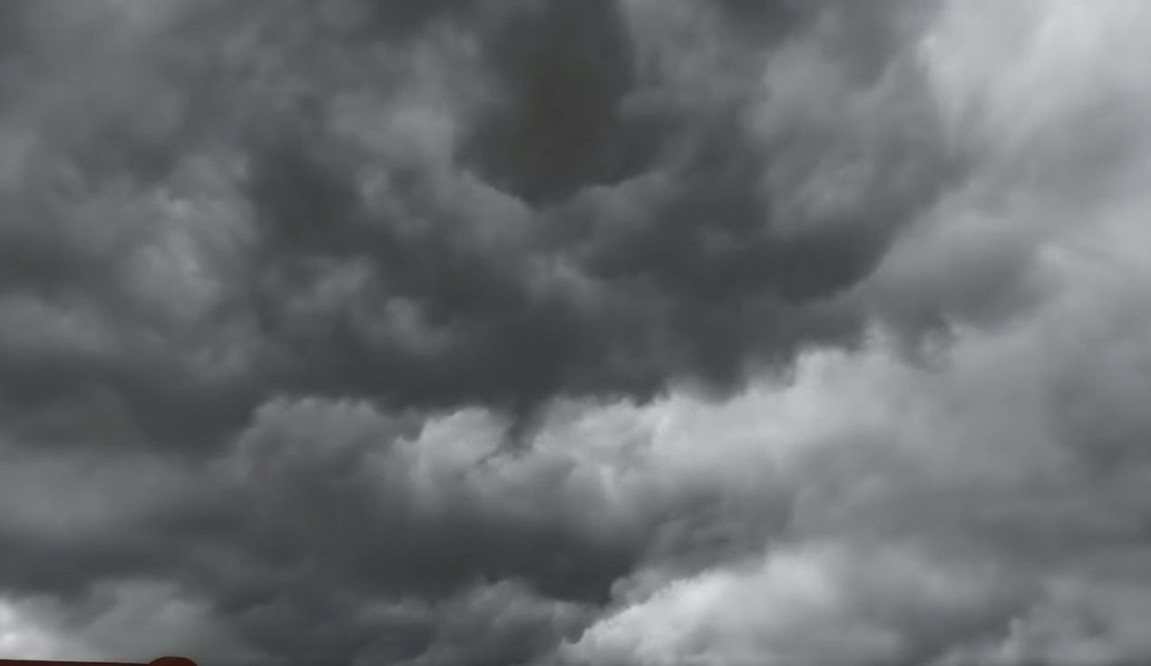 Ispica in mezzo al vortice, il cielo si oscura VIDEO