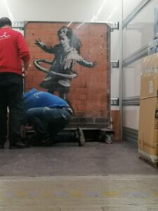 Mostre: a Catania il muro 'Bambina con l'hula hop' di Bansky