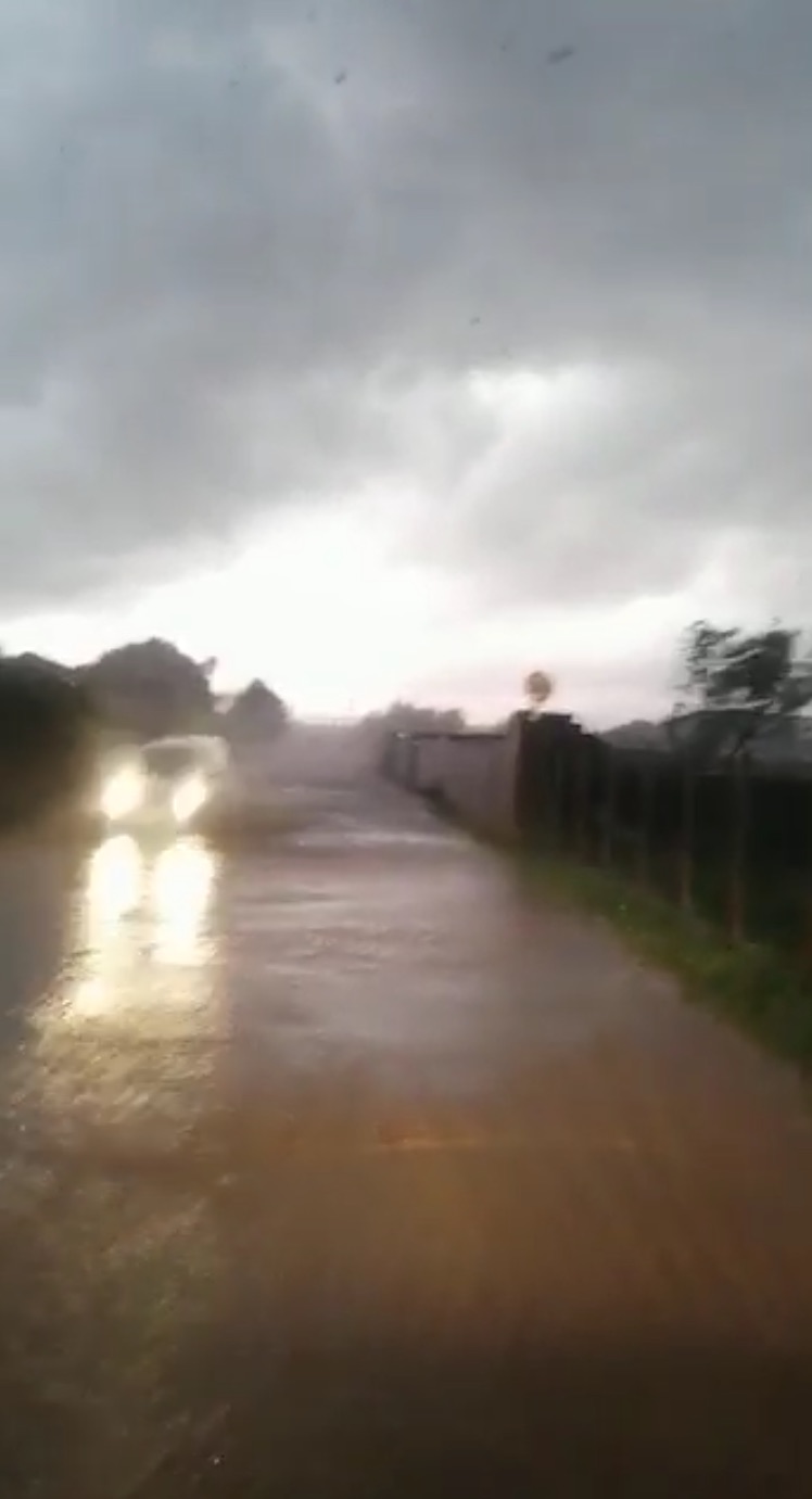 Il VIDEO della fuga in auto in retromarcia dal ciclone a Comiso