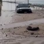 Scoglitti, auto sotterrate da fango e sabbia FOTO