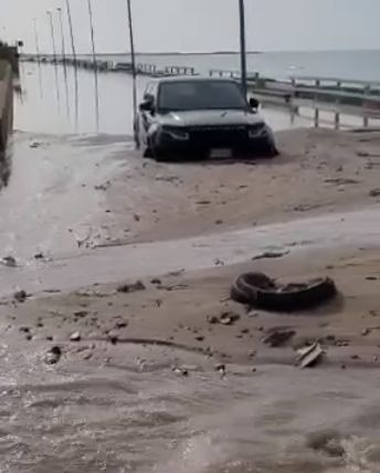 Scoglitti, auto sotterrate da fango e sabbia FOTO VIDEO