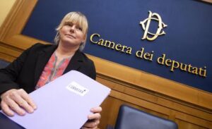 Cunial alla Camera senza il green pass, accettata sospensiva