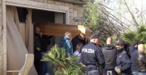 La mesta traslazione dal luogo in cui il ciclone ha ucciso l'imprenditore modicano