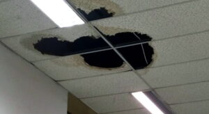 A scuola di dissesto, dal buco nel soffitto piove in classe VIDEO