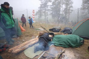 'Bielorussia sgombera accampamento migranti al confine'