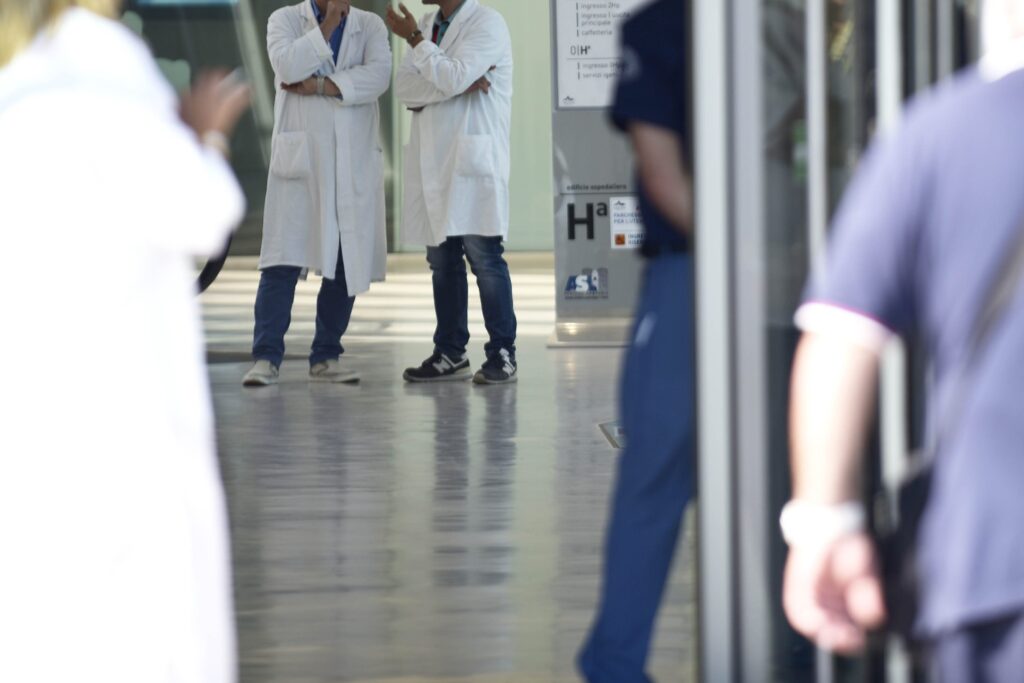 Rinuncia alla lotta contro il virus o vera riconversione dei reparti per gli altri malati?