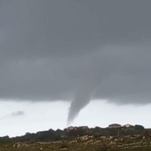 Il vortice minaccioso di una “nube a imbuto”
