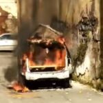 Vecchia auto data alle fiamme in strada, in pieno giorno VIDEO