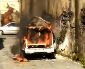 Vecchia auto data alle fiamme in strada, in pieno giorno VIDEO