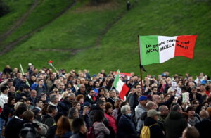 Green pass: in tremila a sit-in Roma, senza mascherine