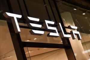 Blocco app Tesla, decine di persone non possono avviare l'auto