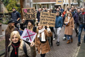 Corteo contro misure anti-Covid sfila in centro Amsterdam
