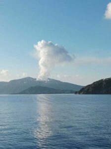 Vulcano, cominciata l'evacuazione da case vicino al porto