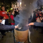 Manifestanti bruciano i Green pass a Perugia