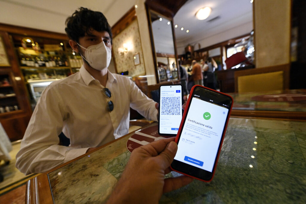 Limitazioni crescenti per i no vax nelle regioni che cambieranno colore durante le feste