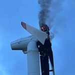 Fulmine colpisce e incendia una pala eolica
