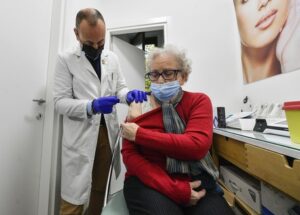 Vaccini: ancora record terze dosi, ieri 219mila