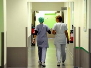 Infermiera no vax sospesa dall'ospedale, reintegrata a lavoro dal giudice