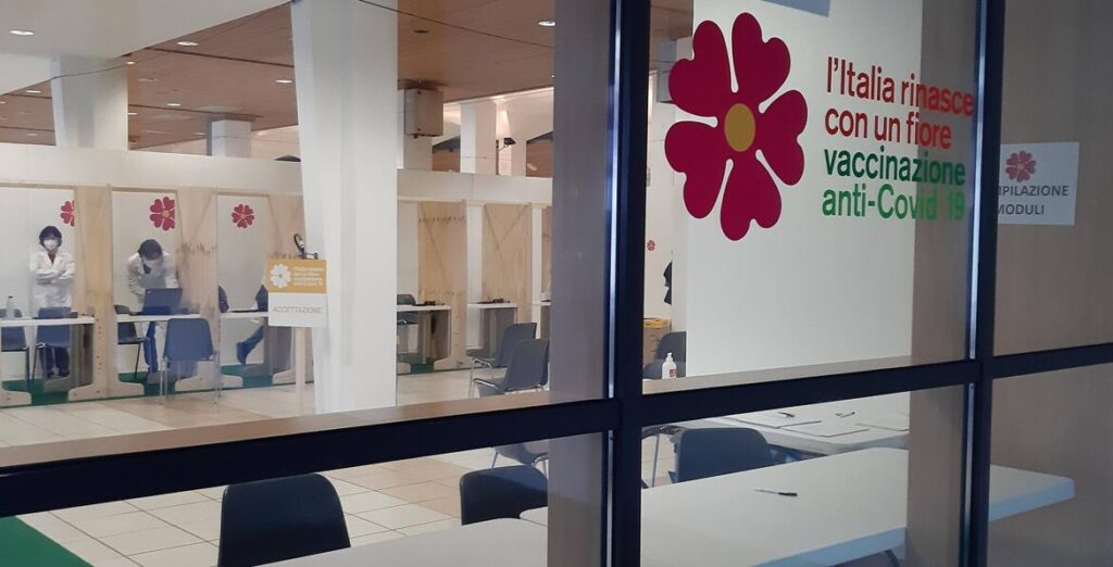 Chiusura centri vaccinali ospedalieri, monta la protesta