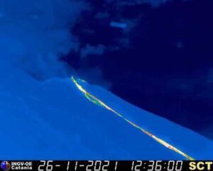 Stromboli: colata alimentata, materiale lavico cade su costa