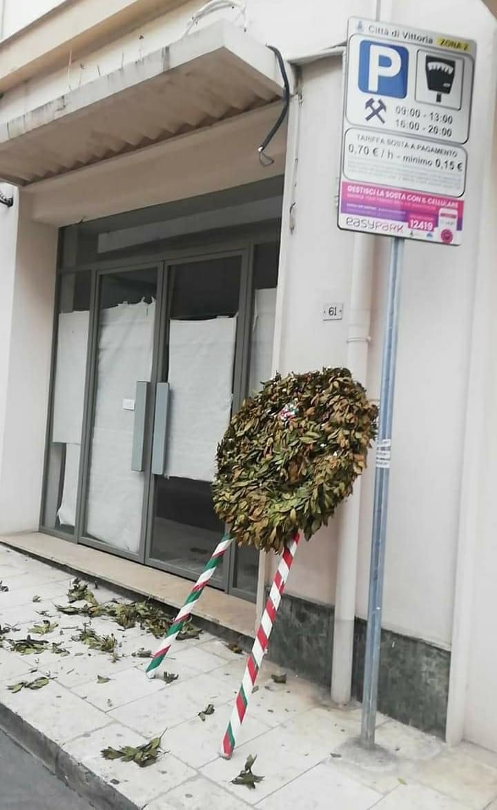Corona di fiori per l’ex segreteria di Di Falco, candidato sindaco Vittoria