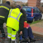 Maltempo, mareggiata costringe anche un disabile a lasciare casa